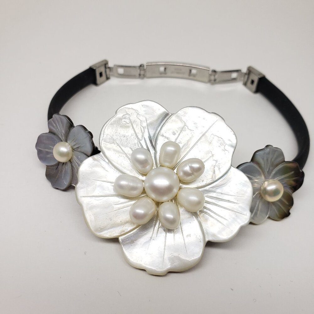 Natural Mother of Pearl Hand Carved Shells & Pearls Flower Bracelet  - Vintage